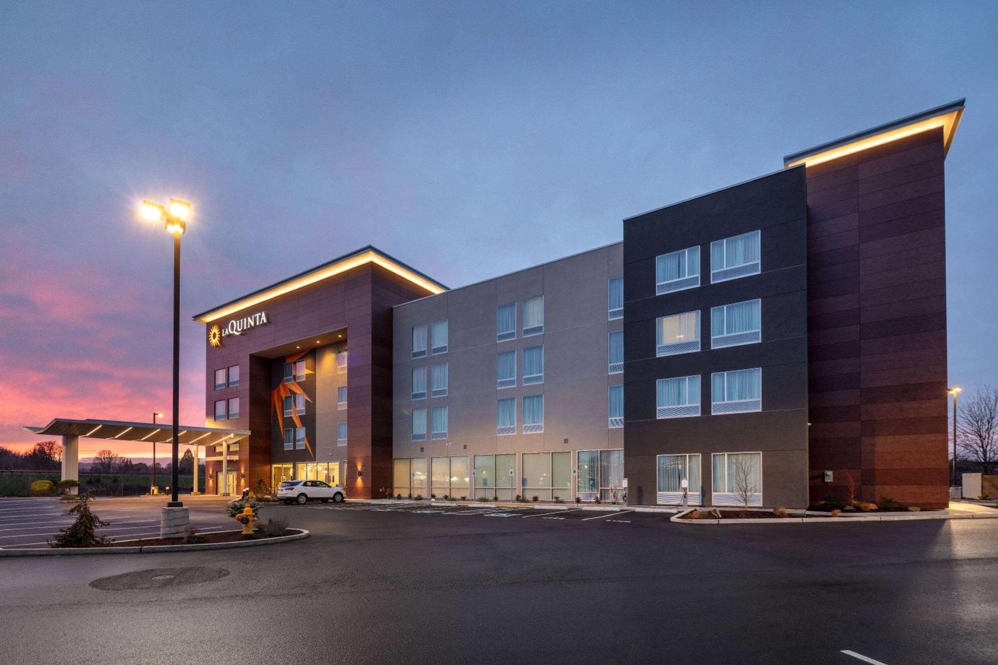 La Quinta Inn & Suites By Wyndham Centralia Exterior photo