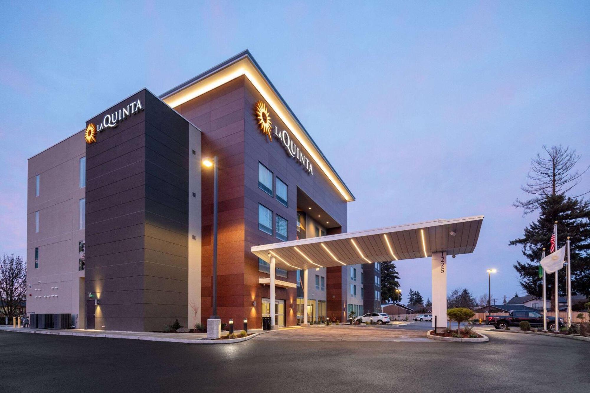 La Quinta Inn & Suites By Wyndham Centralia Exterior photo